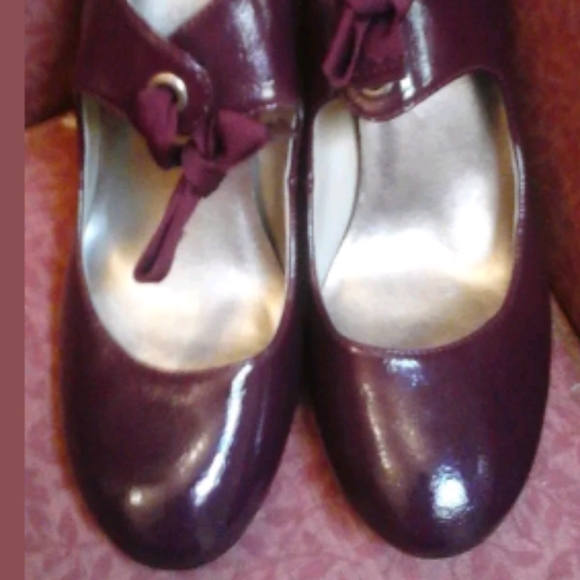 Women's Closed Toe Shoes - Picture 4 of 4
